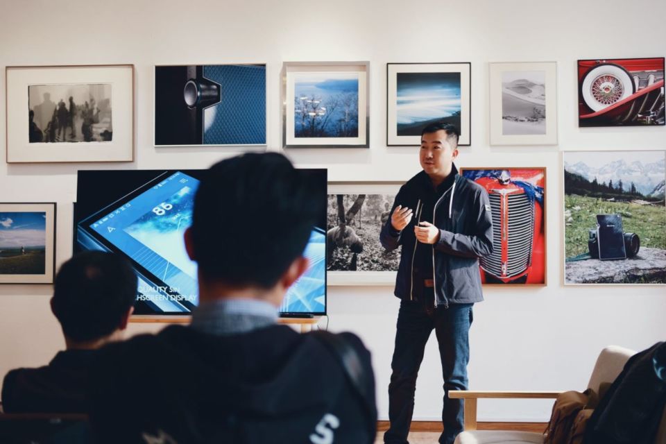 11 Pekerjaan yang Bisa Makin Cemerlang di Tangan Orang Ekstrover. Hei, Kaukah itu?