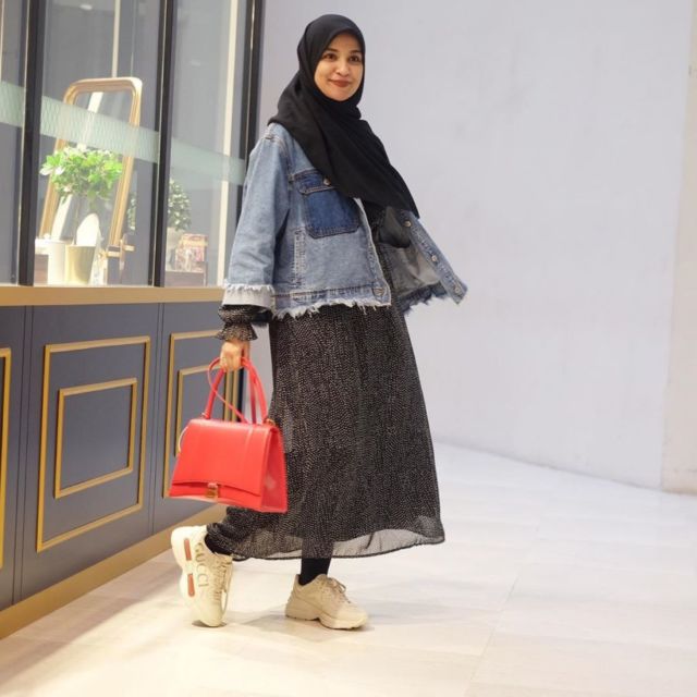 7+ Inspirasi Maternity Style Mama dengan Denim. Bikin Kelihatan Gemas, Kayak Masih ABG