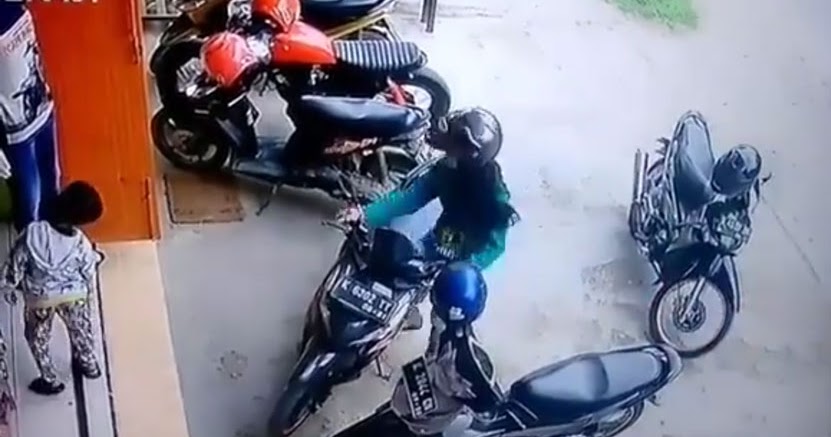 Memahami Kesulitan Cewek Saat Ngeluarin Motor dari Parkiran. Bantuin kek, Malah Diledekin! :(