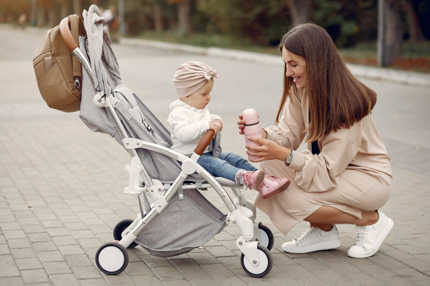 7 Rekomendasi Stroller di Bawah 1 Juta. Bentuknya Simpel, Gampang Dibawa dan Banyak Kegunaannya!