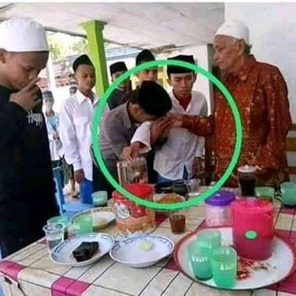 Lihat Fotonya Saja Sudah Awkward Sendiri, Nggak Kebayang Rasanya Ada dalam 10 Momen ini ~