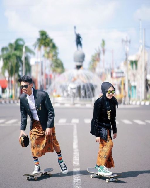 7 Pose Prewedding Estetik di Tengah Jalan Raya yang Lengang. Udah Sekeren ini, Maksimalkan!