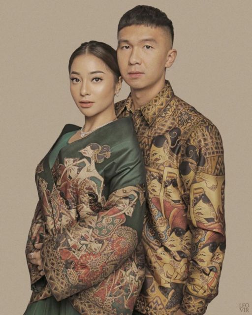 9 Ide Foto Prewedding dalam Setelan Batik. Jauh dari Kesan Kaku, Justru Terlihat Lebih Estetik!