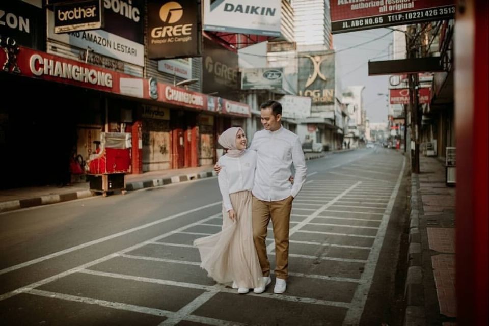 7 Pose Prewedding Estetik di Tengah Jalan Raya yang Lengang. Udah Sekeren ini, Maksimalkan!