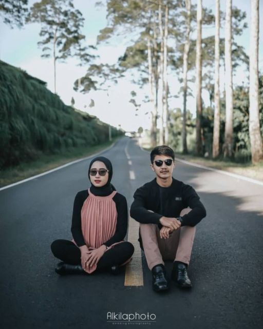 7 Pose Prewedding Estetik di Tengah Jalan Raya yang Lengang. Udah Sekeren ini, Maksimalkan!