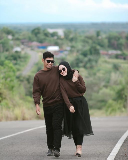 7 Pose Prewedding Estetik di Tengah Jalan Raya yang Lengang. Udah Sekeren ini, Maksimalkan!