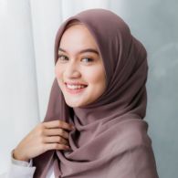 7 Trik Pakai Jilbab Instan Biar Rambut Dahinya Ngak Sering Nongol. Jauh-jauh deh dari ‘Jipon’