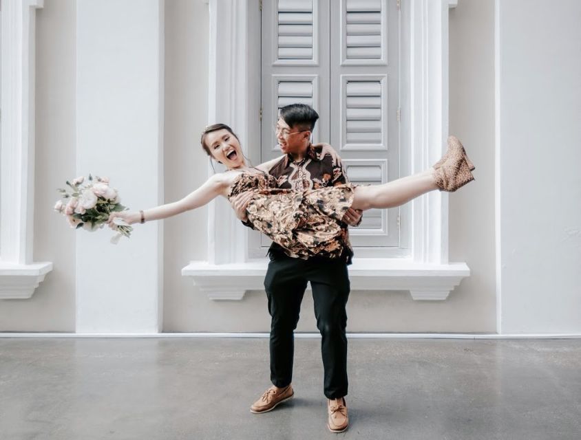 9 Ide Foto Prewedding dalam Setelan Batik. Jauh dari Kesan Kaku, Justru Terlihat Lebih Estetik!