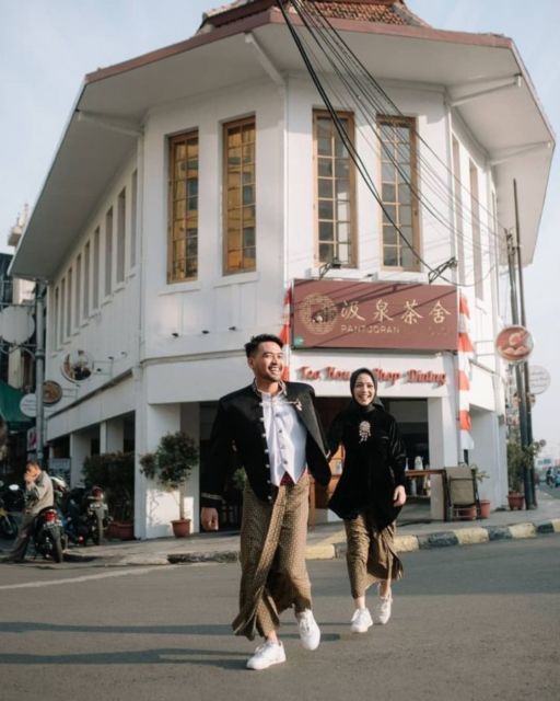 7 Pose Prewedding Estetik di Tengah Jalan Raya yang Lengang. Udah Sekeren ini, Maksimalkan!