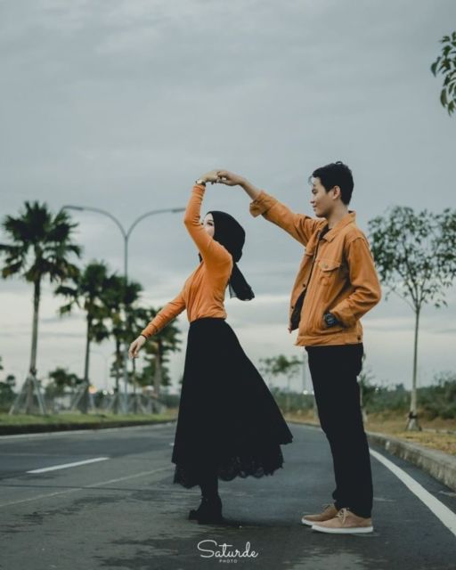 7 Pose Prewedding Estetik di Tengah Jalan Raya yang Lengang. Udah Sekeren ini, Maksimalkan!