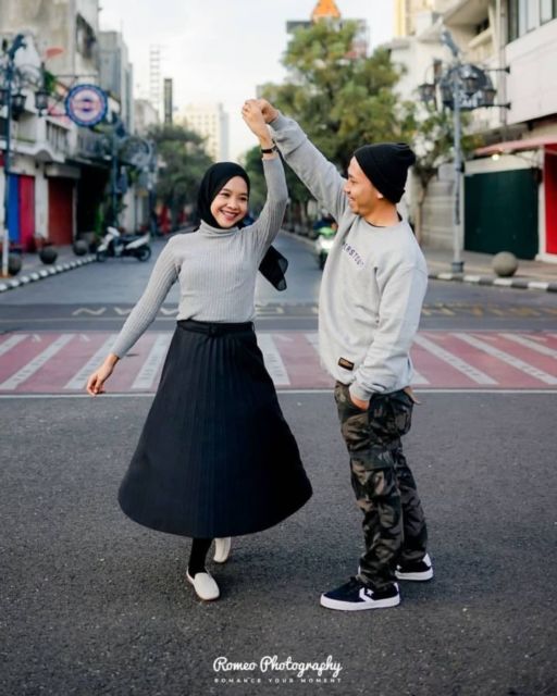 7 Pose Prewedding Estetik di Tengah Jalan Raya yang Lengang. Udah Sekeren ini, Maksimalkan!