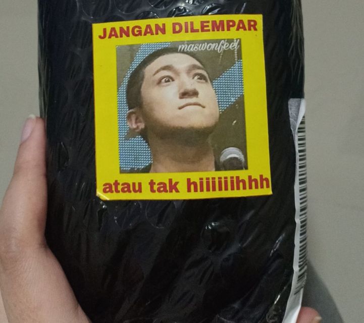 10 Ide Kocak Bungkus Barang Paketan biar Lebih Aman. Kadang Ada Kurir yang Nggak Peduli sih