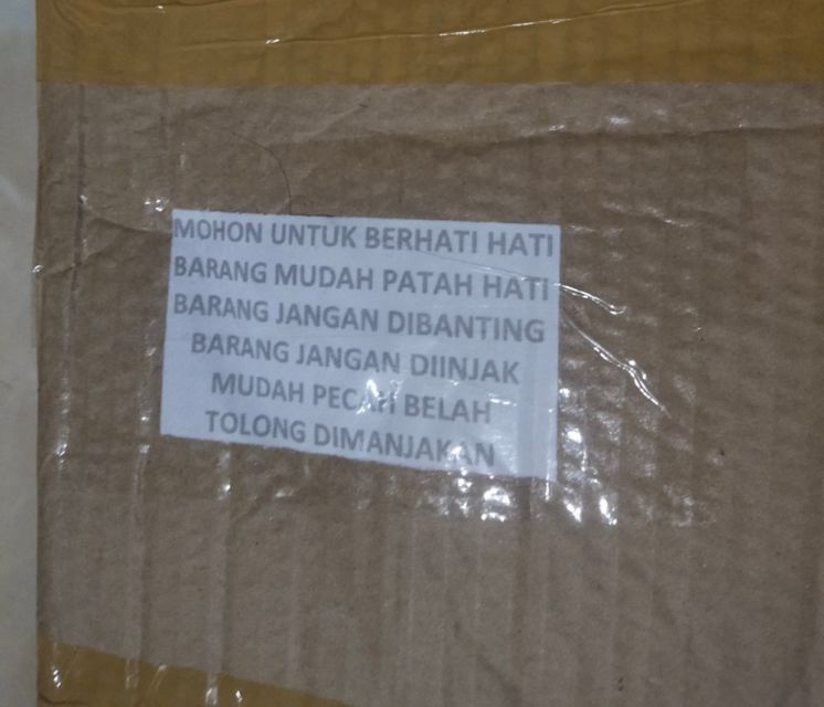 10 Ide Kocak Bungkus Barang Paketan biar Lebih Aman. Kadang Ada Kurir yang Nggak Peduli sih