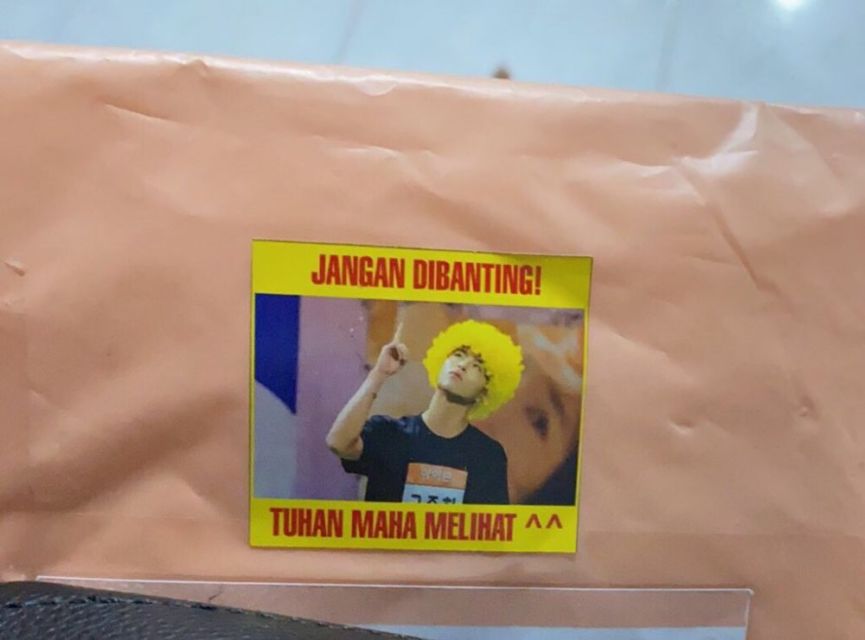 10 Ide Kocak Bungkus Barang Paketan biar Lebih Aman. Kadang Ada Kurir yang Nggak Peduli sih