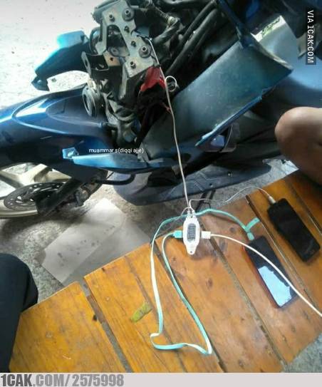 11 Kelakuan Absurd Orang Saat Gunakan Alat-Alat Elektronik. Jangan Asal Colok Gitu dong, ah~