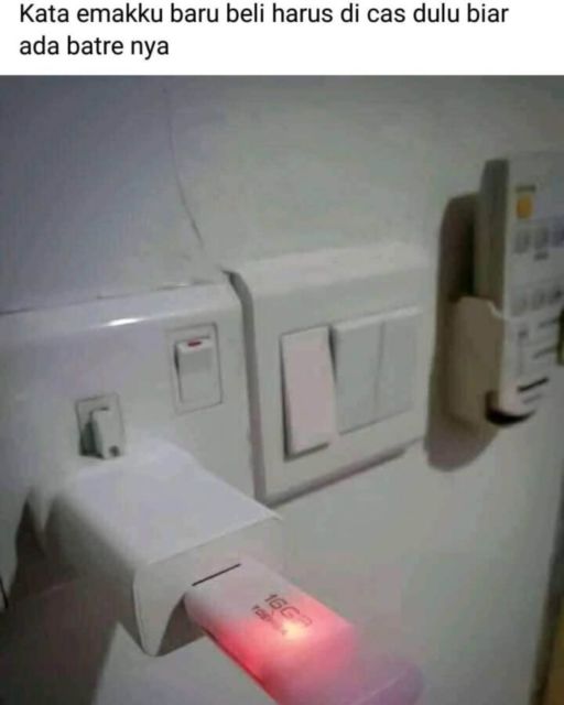 11 Kelakuan Absurd Orang Saat Gunakan Alat-Alat Elektronik. Jangan Asal Colok Gitu dong, ah~