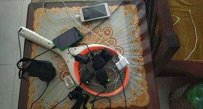 11 Kelakuan Absurd Orang Saat Gunakan Alat-Alat Elektronik. Jangan Asal Colok Gitu dong, ah~