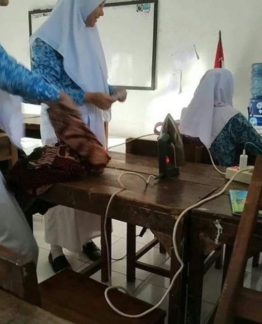 11 Cara Kocak Orang Indonesia Mengeringkan Segala Hal. Nggak Perlu Repot Beli Hairdryer Segala~