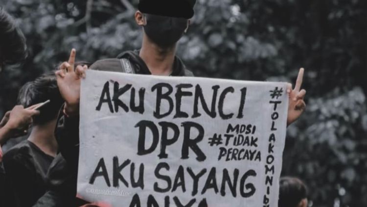 4 Alasan Kita Perlu Maklumi Kelakuan dan Konten Receh Mahasiswa Saat Demo. Fokus ke Isunya Aja deh!