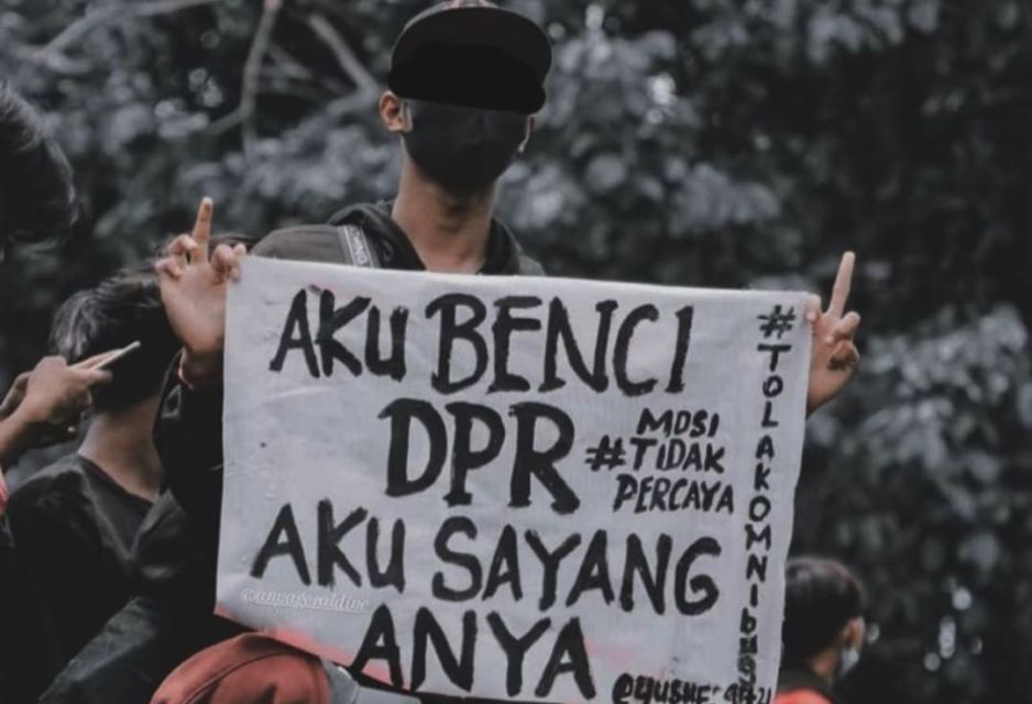 4 Alasan Kita Perlu Maklumi Kelakuan dan Konten Receh Mahasiswa Saat Demo. Fokus ke Isunya Aja deh!