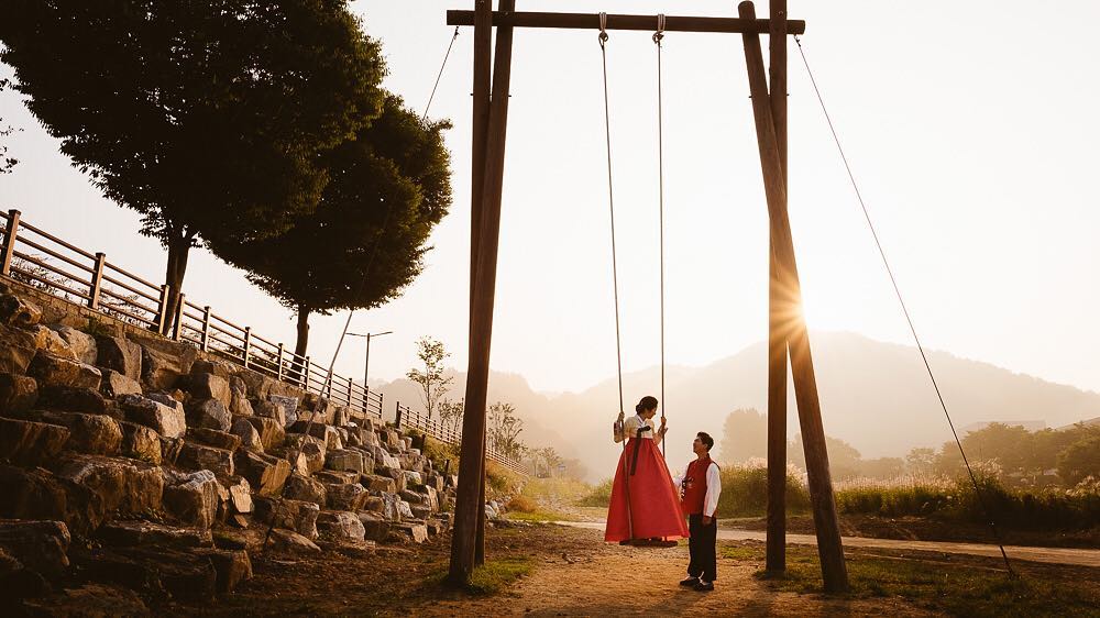 8 Ide Pre-wedding ala Korea di Alam Terbuka. Romantisnya Berpose Cantik di Taman Bunga!