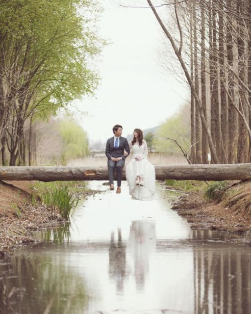 8 Ide Pre-wedding ala Korea di Alam Terbuka. Romantisnya Berpose Cantik di Taman Bunga!