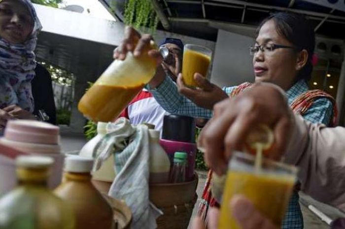 6 Manfaat Jamu Beras Kencur yang Sering Dibeliin Emak. Tenggorokan Hangat, Rasanya pun Enak