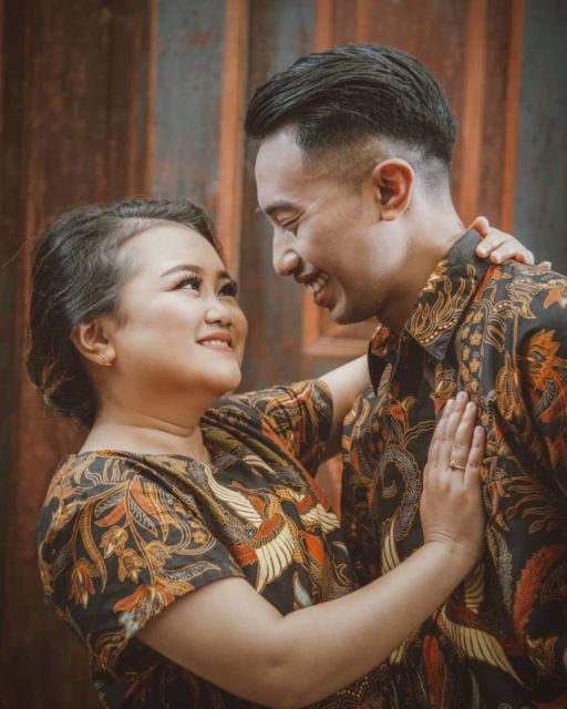 9 Ide Foto Prewedding dalam Setelan Batik. Jauh dari Kesan Kaku, Justru Terlihat Lebih Estetik!