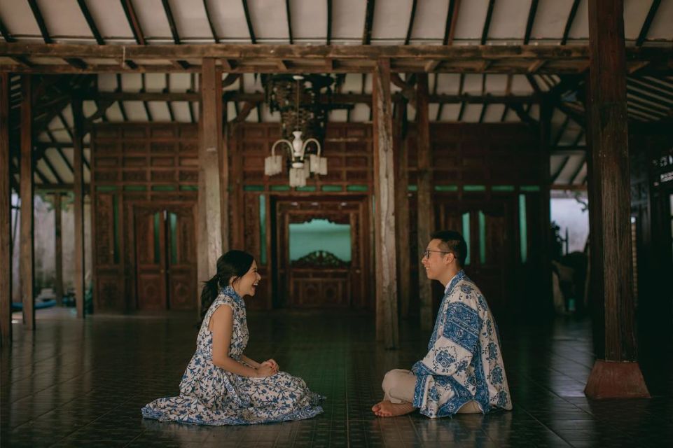 9 Ide Foto Prewedding dalam Setelan Batik. Jauh dari Kesan Kaku, Justru Terlihat Lebih Estetik!