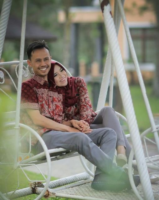 9 Ide Foto Prewedding dalam Setelan Batik. Jauh dari Kesan Kaku, Justru Terlihat Lebih Estetik!