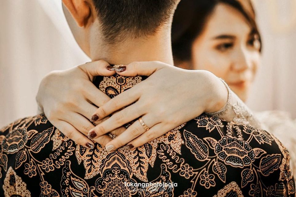 9 Ide Foto Prewedding dalam Setelan Batik. Jauh dari Kesan Kaku, Justru Terlihat Lebih Estetik!