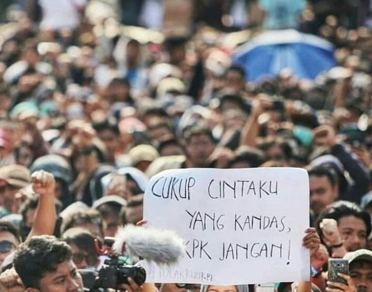 Kamu Pernah Gabut Saat Ikut Demonstrasi? Coba Lakukan 5 Hal ini Aja, biar Lebih Berguna~