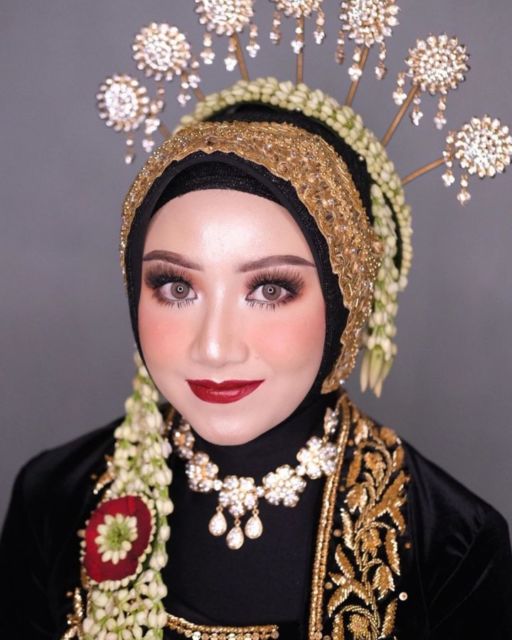 13 Aplikasi Lipstik Merah pada Make-up Pernikahan. Tampil Standout Bisa kok Tetap Elegan~