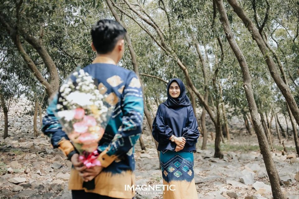 9 Ide Foto Prewedding dalam Setelan Batik. Jauh dari Kesan Kaku, Justru Terlihat Lebih Estetik!