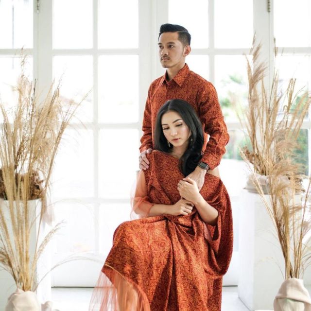 9 Ide Foto Prewedding dalam Setelan Batik. Jauh dari Kesan Kaku, Justru Terlihat Lebih Estetik!