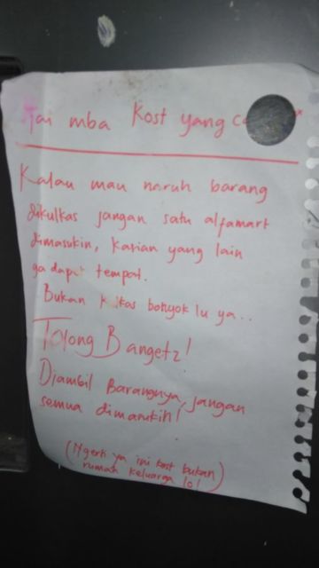 Kerasnya Kehidupan Kos Cewek Tergambar dalam 11 Tempelan Dinding ini. Senggol Bacok!