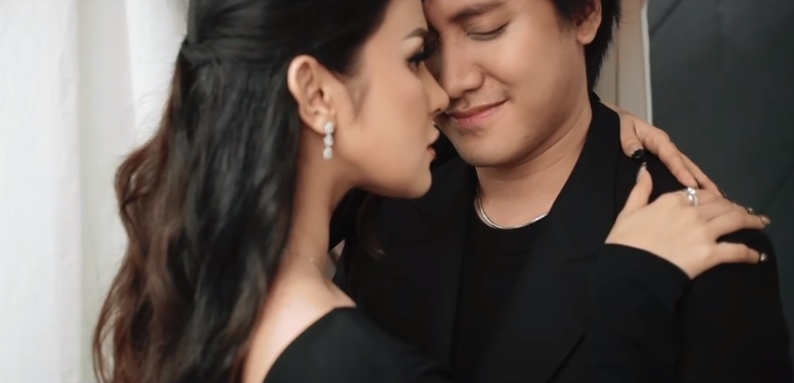 Manisnya 10 Potret Pre-wedding Kevin Aprilio dan Vicy Melanie. Serba Hitam Namun Tetap Elegan!