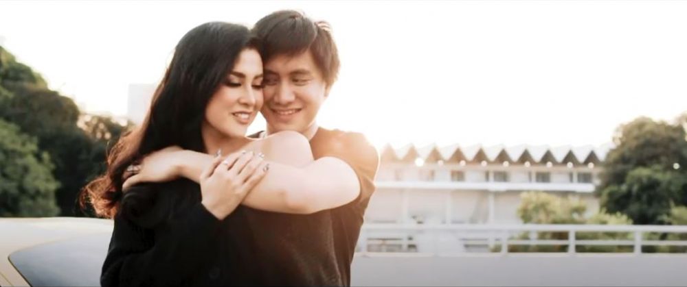 Manisnya 10 Potret Pre-wedding Kevin Aprilio dan Vicy Melanie. Serba Hitam Namun Tetap Elegan!