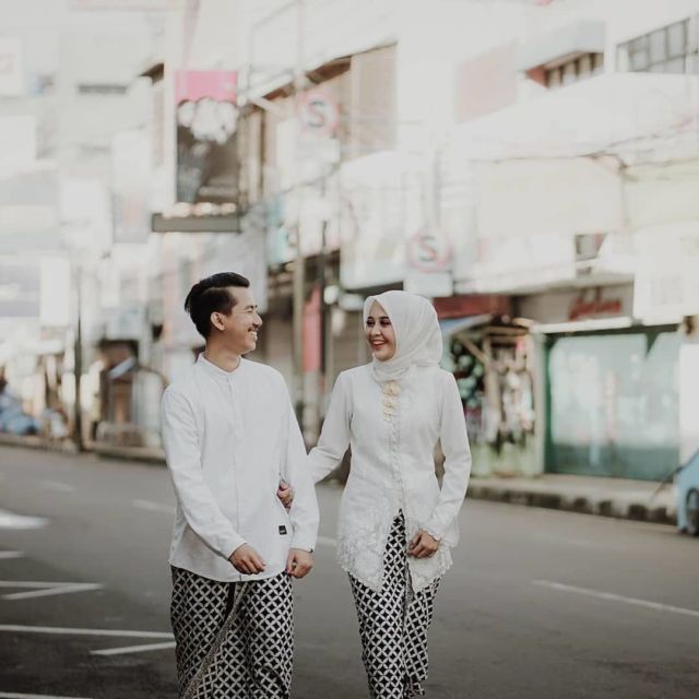 13 Ide Pre-wedding Unik dengan Latar Pertokoan. Sarat Kesan Jalanan yang Sedang Kekinian!