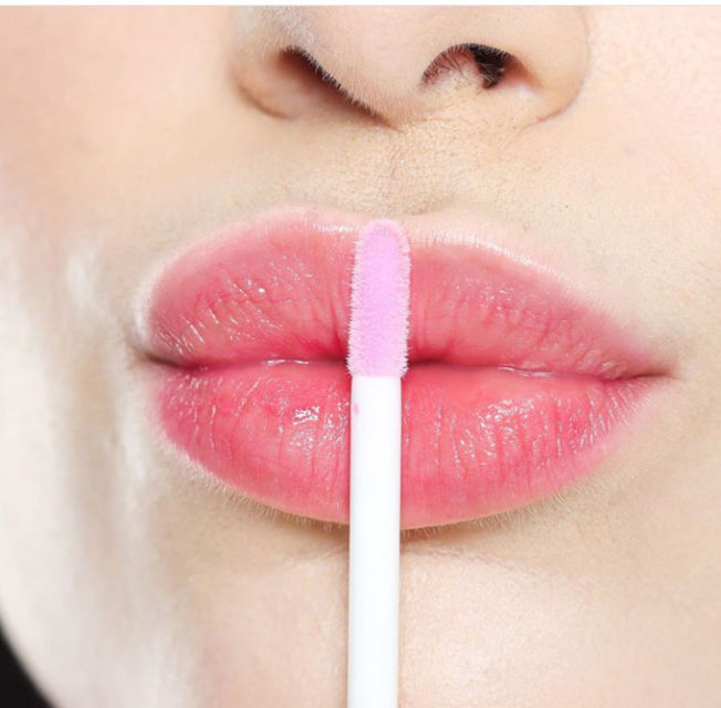 Viral Lip Serum yang Bisa Mengembalikan Warna Alami Bibir Seketika. Benarkah Sebagus Itu?