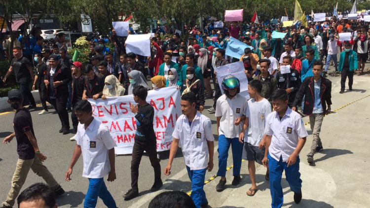 5 Alasan Kenapa Kita Nggak Perlu Nyinyirin Anak SMA & STM yang Ikut Demo. Pada Sensi Amat~