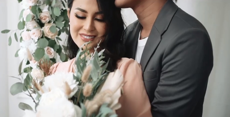 Manisnya 10 Potret Pre-wedding Kevin Aprilio dan Vicy Melanie. Serba Hitam Namun Tetap Elegan!