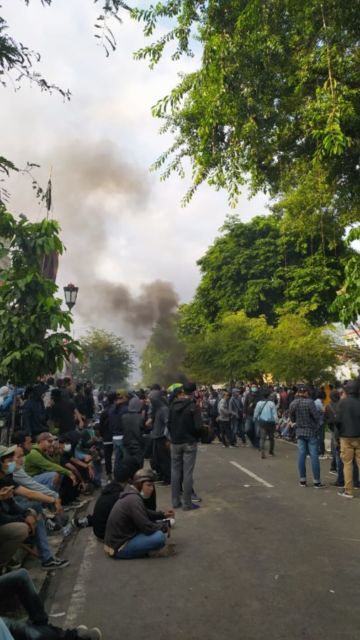 Aksi Damai Nggak Pernah Didengar, Giliran Rusuh Dinyinyirin. Memang Paling Bener Demo Masak~