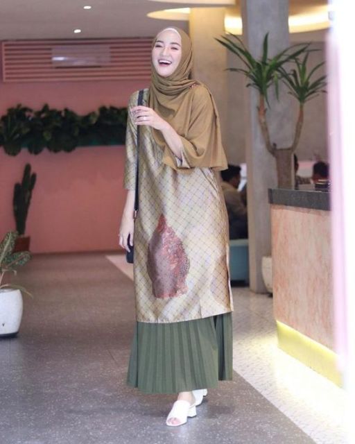 9 Potret Hijabers yang Santun Banget Pakai Tunik dan Rok. Kombinasi yang Sempurna!