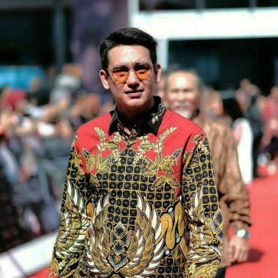 Biasa Tampil Cuek, Ini Pesona 5 Aktor Indonesia Saat Pakai Batik. Tambah Ganteng!