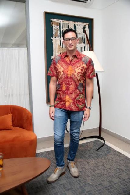 Biasa Tampil Cuek, Ini Pesona 5 Aktor Indonesia Saat Pakai Batik. Tambah Ganteng!