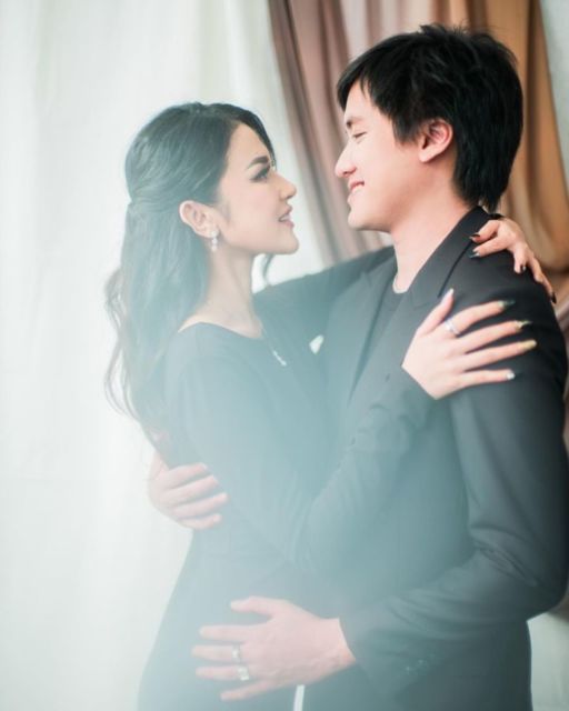 Manisnya 10 Potret Pre-wedding Kevin Aprilio dan Vicy Melanie. Serba Hitam Namun Tetap Elegan!