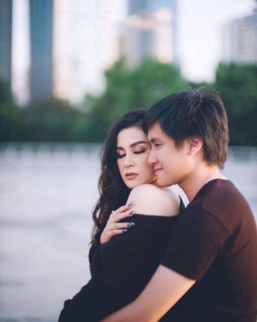 Manisnya 10 Potret Pre-wedding Kevin Aprilio dan Vicy Melanie. Serba Hitam Namun Tetap Elegan!