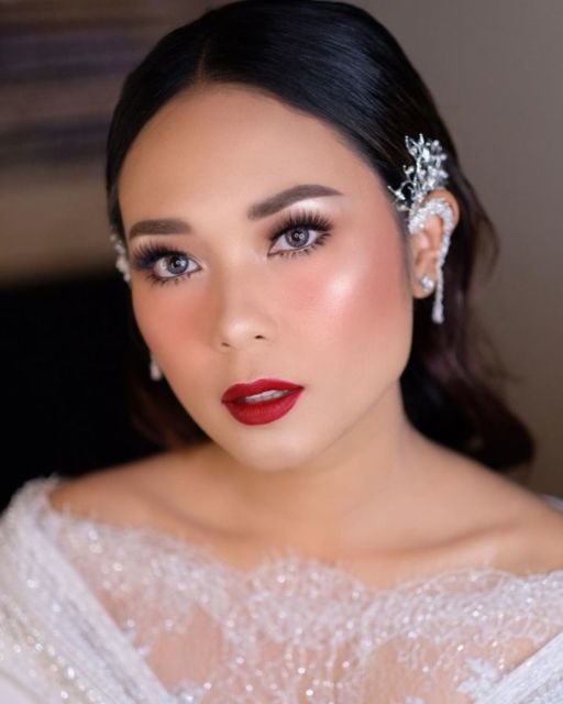 13 Aplikasi Lipstik Merah pada Make-up Pernikahan. Tampil Standout Bisa kok Tetap Elegan~