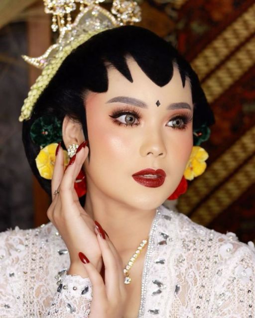 13 Aplikasi Lipstik Merah pada Make-up Pernikahan. Tampil Standout Bisa kok Tetap Elegan~